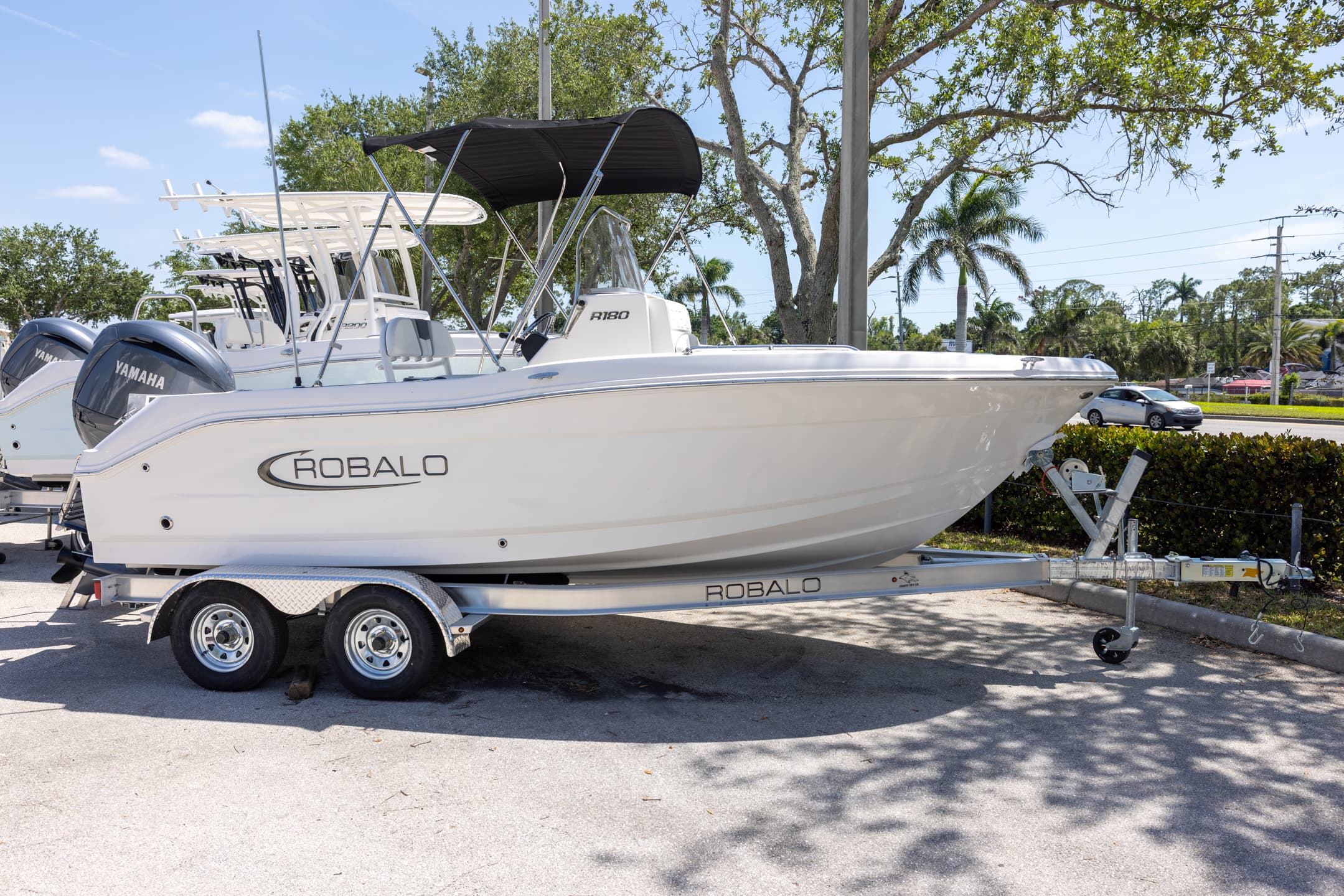 2025 Robalo R180