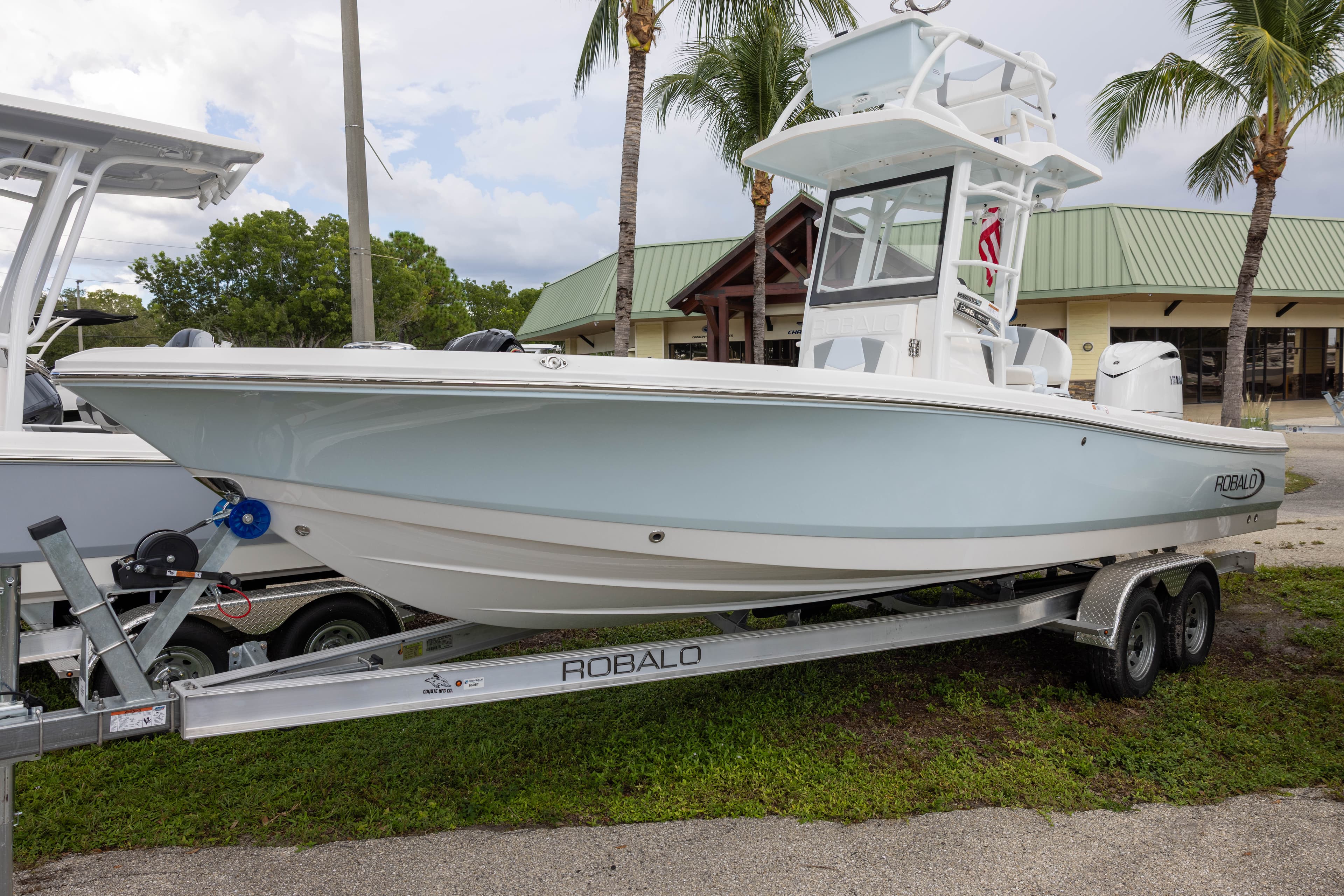 2027 Robalo 246 Cayman SD