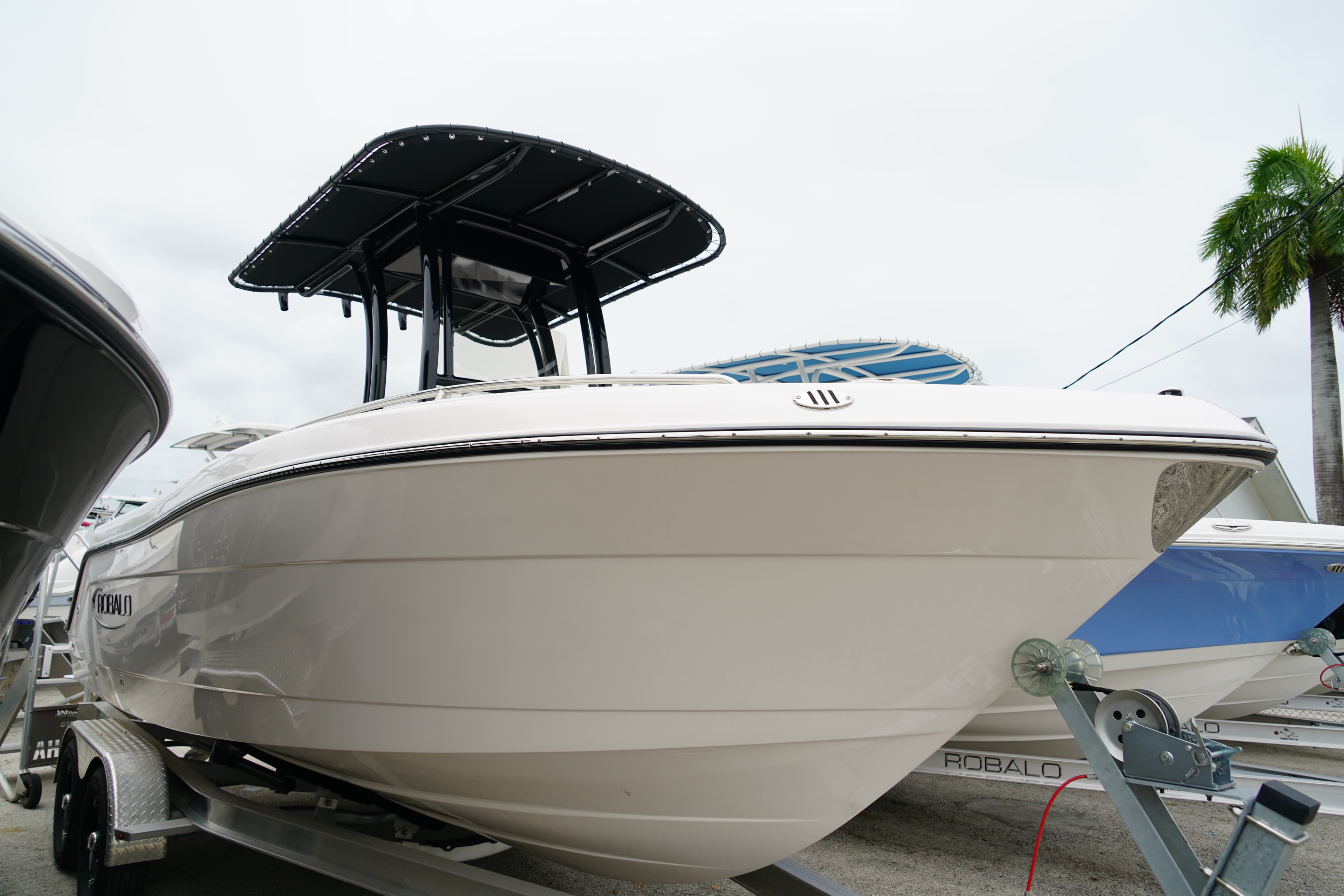 2025 Robalo R222