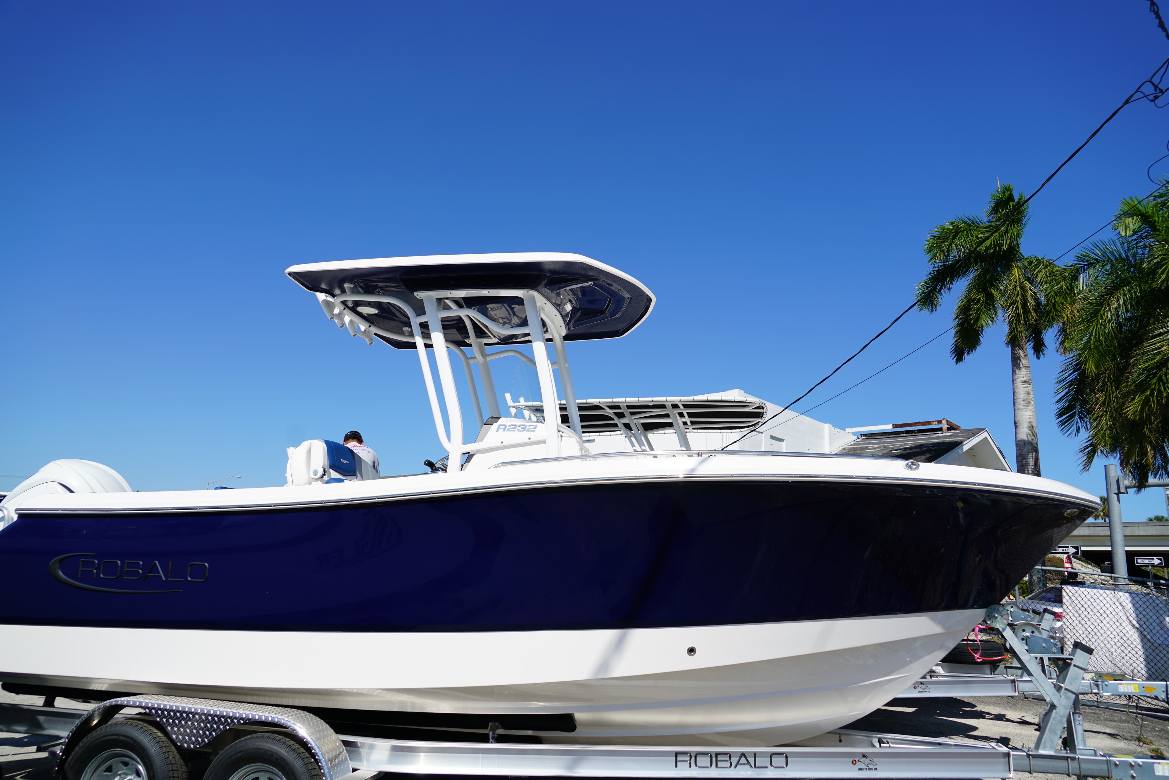 2025 Robalo R232 EX