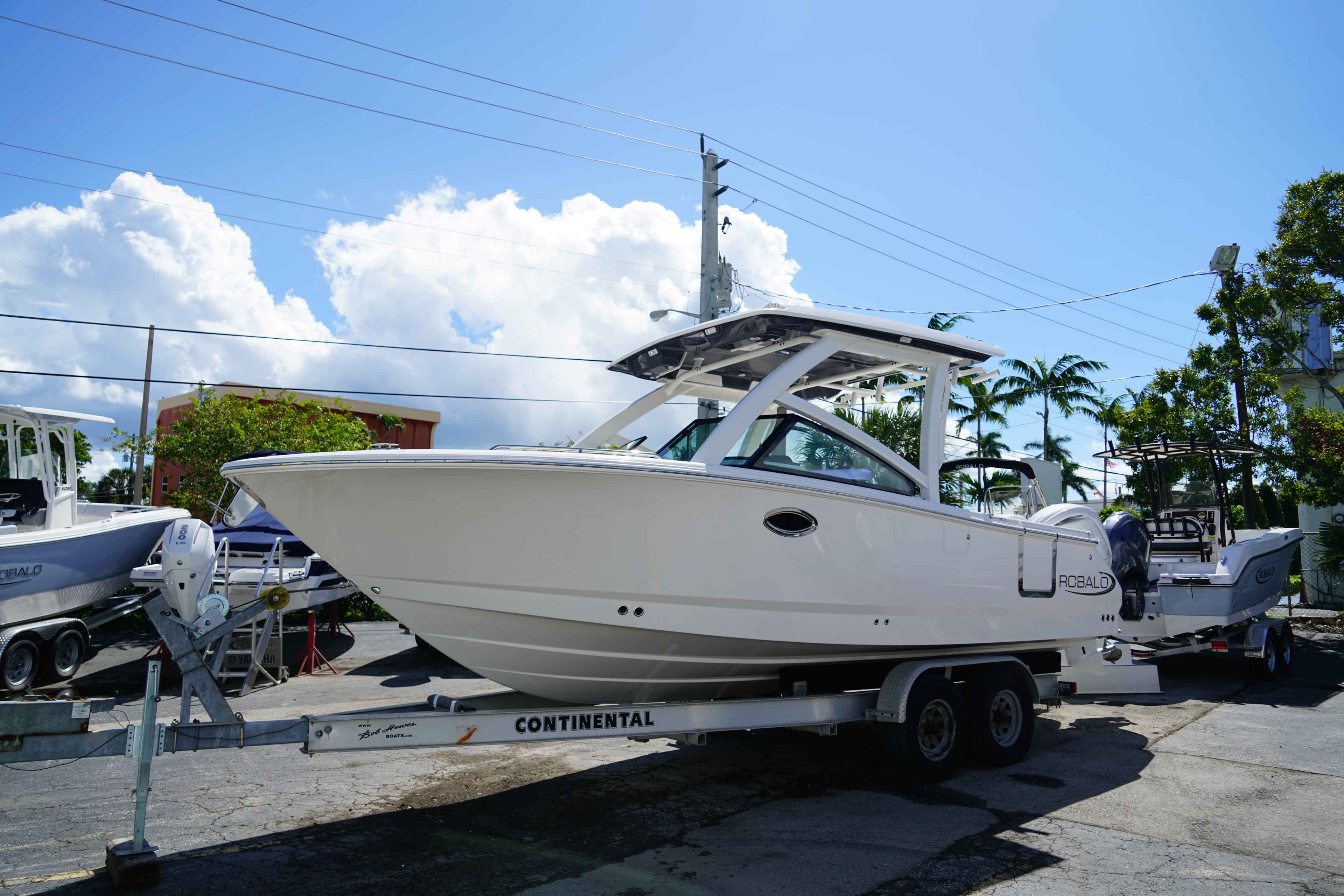 2025 Robalo R257