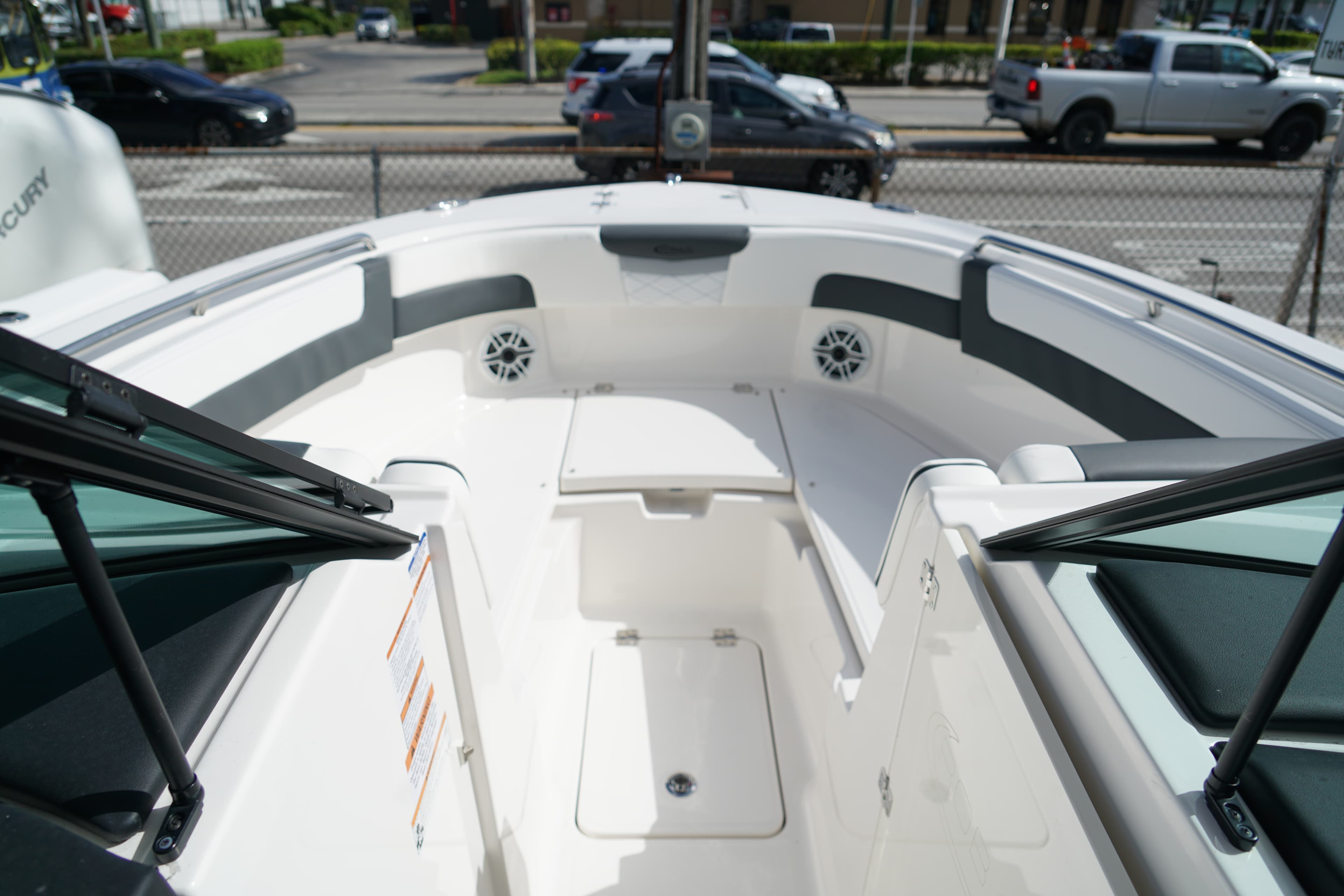 2026 Robalo R257
